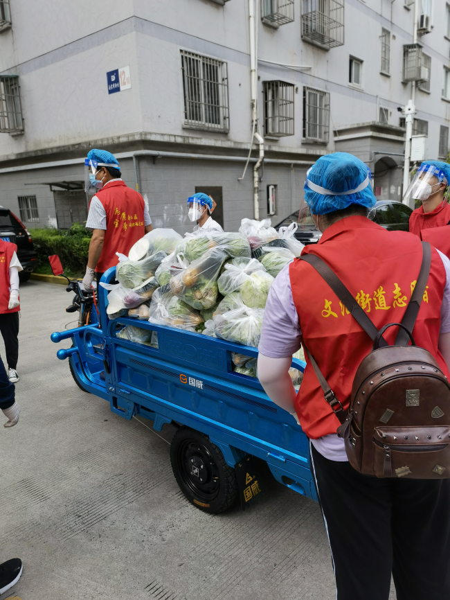 快递小哥变身社区送菜员 积极为扬州抗“疫”助力